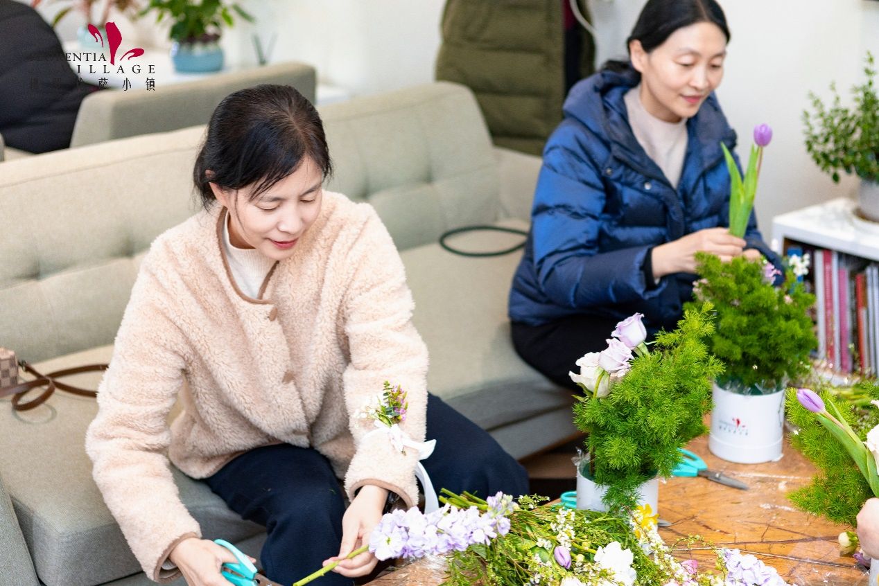 图片包含 人, 桌子, 室内, 女人AI 生成的内容可能不正确。